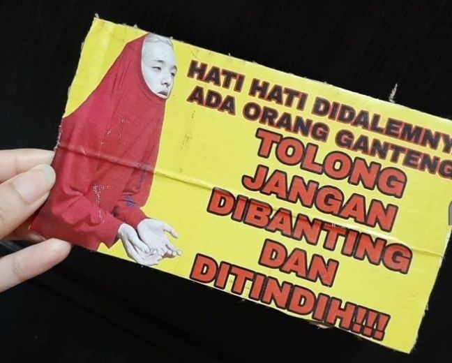 Stiker korea dalam pengiriman paket ini bikin cekikikan